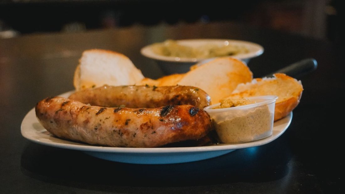 Dennis korv kallar sig halvvegetarisk, trots att kött står överst på listan