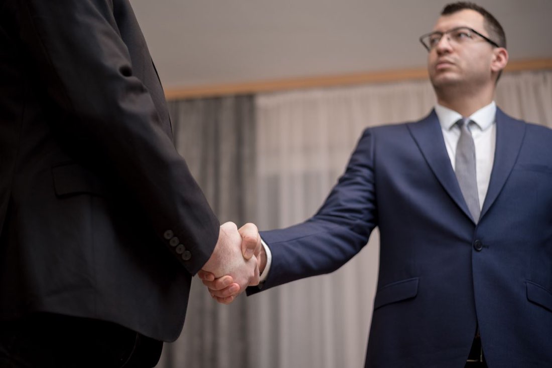 Ett uteblivet handslag har blivit politik – men måste det vara det?