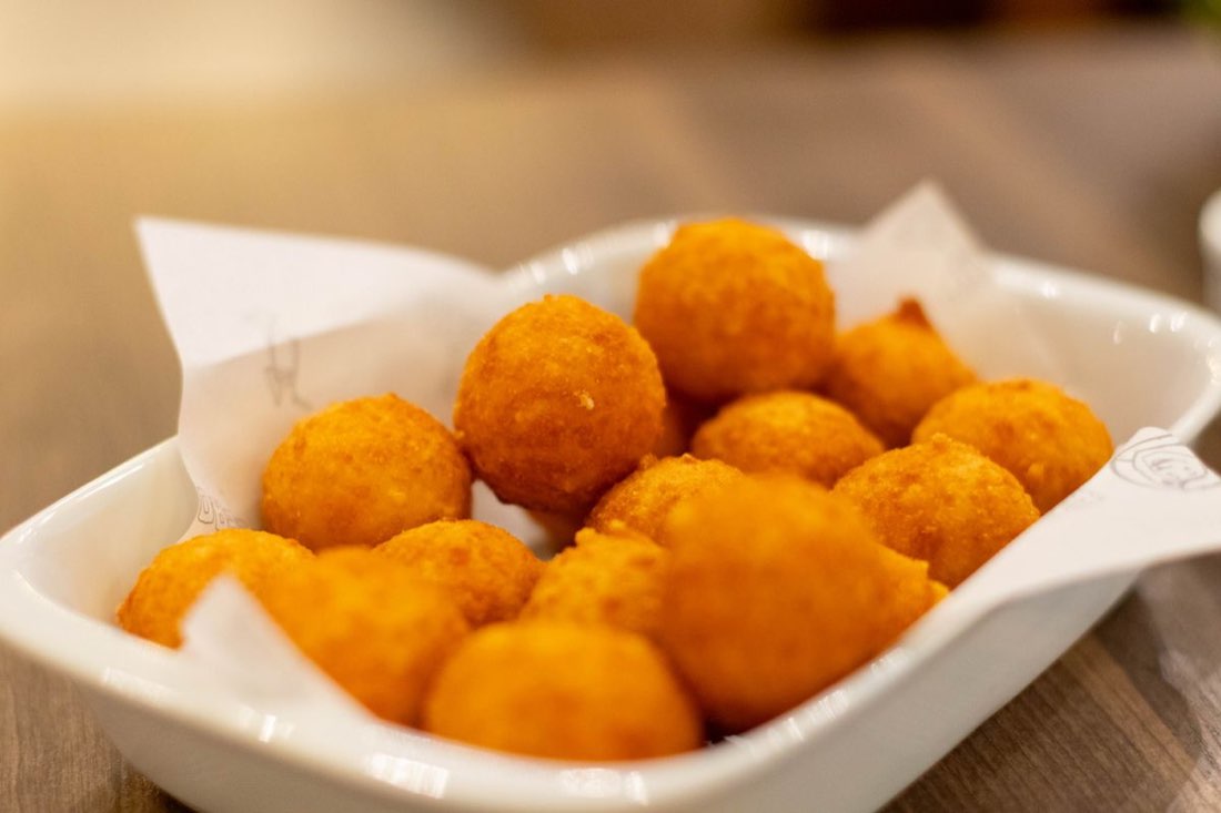 Ostbågepanerade ostbollar med chilihetta