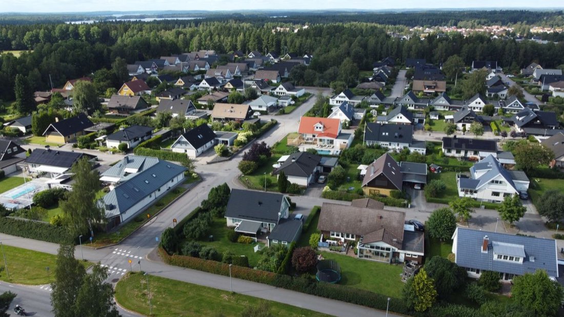 Sveriges tröga bomarknad och höga flyttskatter – en flaskig myt?