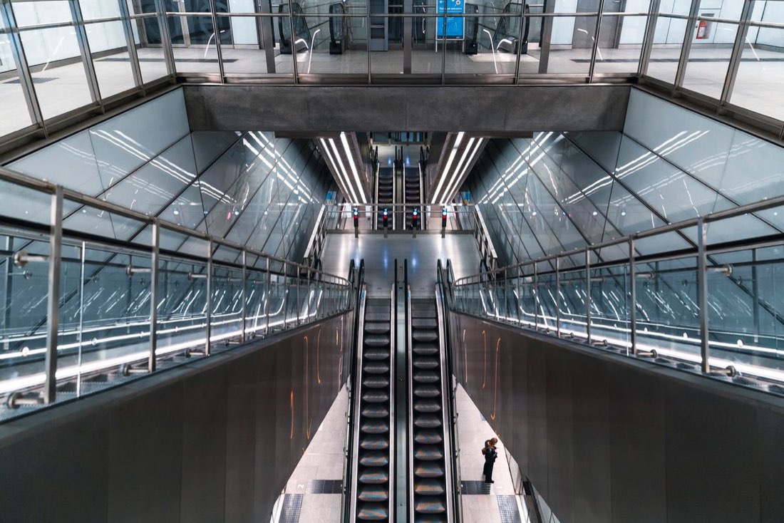 Vi går på vänster sida i rulltrappan – men är det så smart?